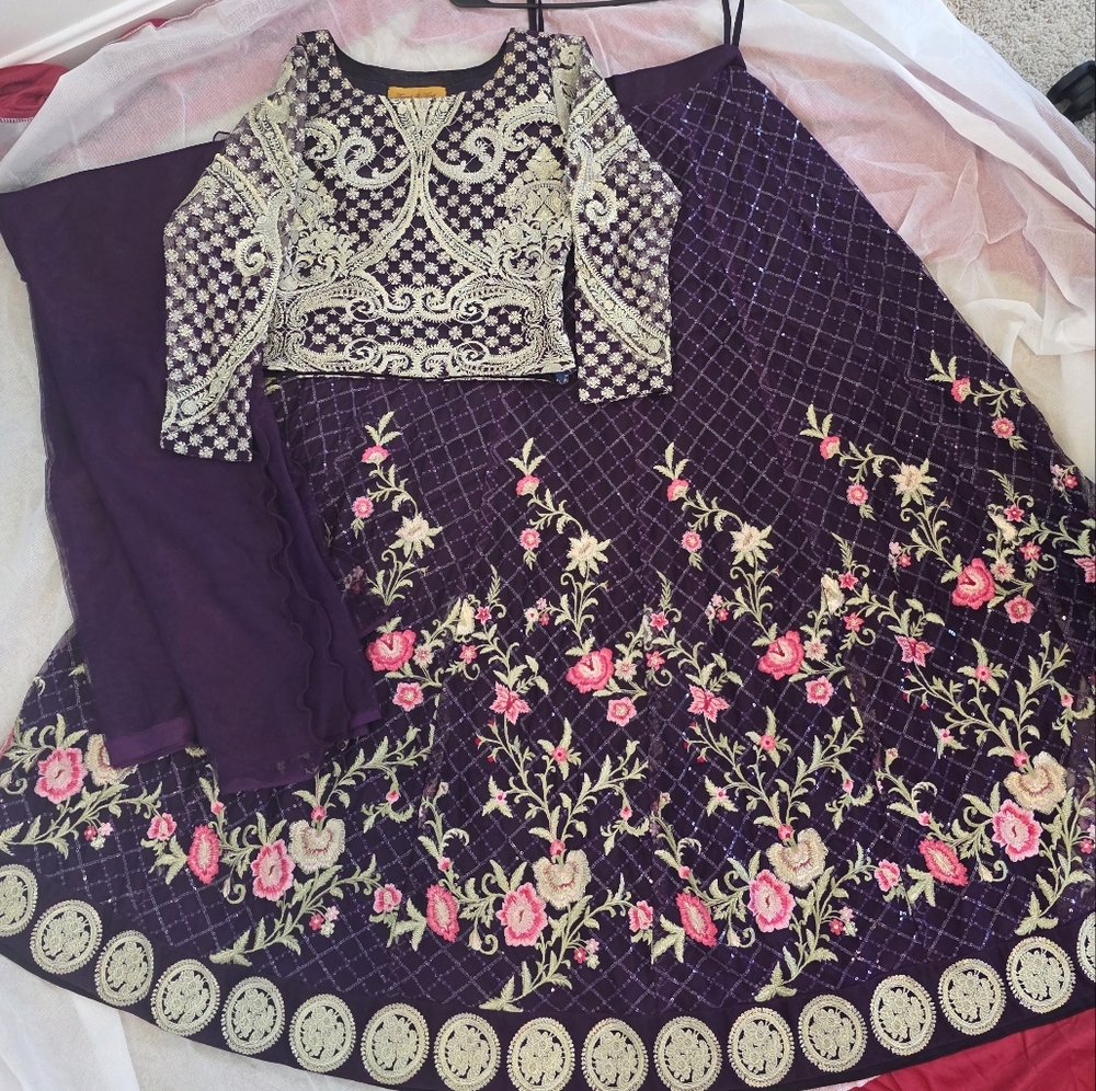 Purple Embroidered Lehenga Choli 4 Piece- Bridal/Festive/ Formal - Indian & Paki - Picture 10 of 11
